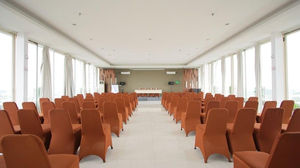 Ascent Premiere Hotel And Convention Malang Exterior foto