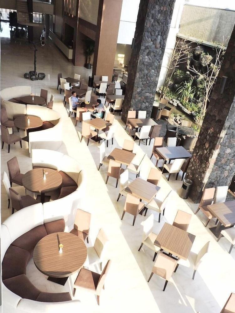 Ascent Premiere Hotel And Convention Malang Exterior foto